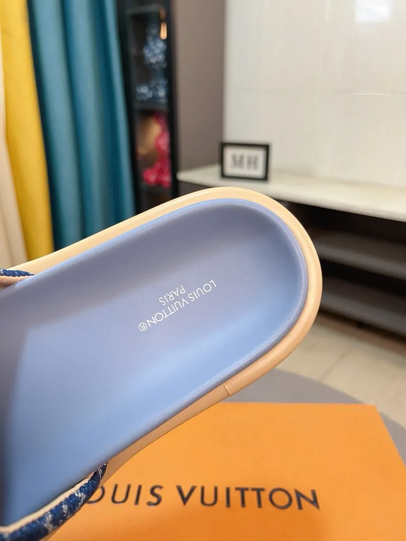 Ex-factory price 360🌹🌹 (lv-Louis Vuitton) New men's slippers, high-end boutique, exquisite embossed logo decoration on the upper, fine workmanship, super soft soles, casual, loose and comfortable, a must-have in summer! \nsize：38-44